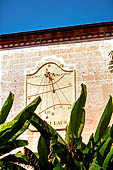 Abbazia di Maguzzano - la meridiana del chiostro 